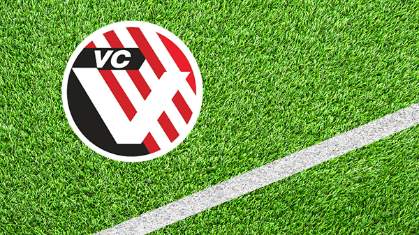 Logo voetbalclub Vlissingen - VC Vlissingen - Voetbal Combinatie Vlissingen - in kleur op grasveld met witte lijn - 600 * 337 pixels